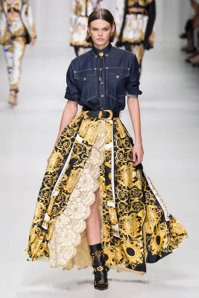 Look 16